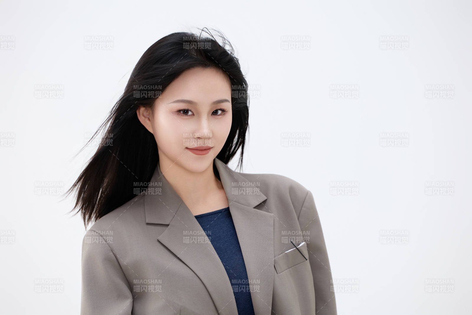 白色背景下穿着西装的职业女性形象图片