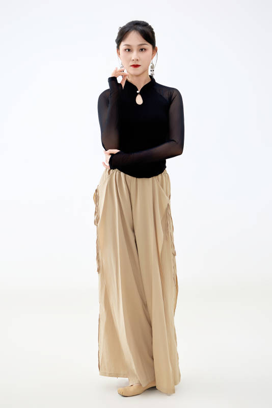 白色背景下表演中国古典舞的魅力舞者图片