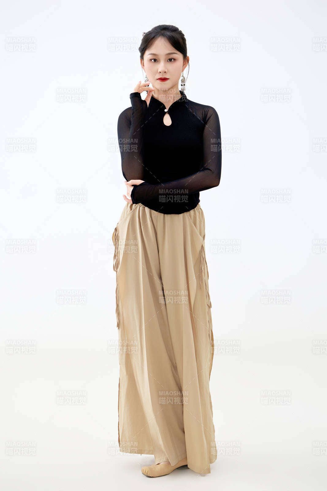 白色背景下表演中国古典舞的魅力舞者图片