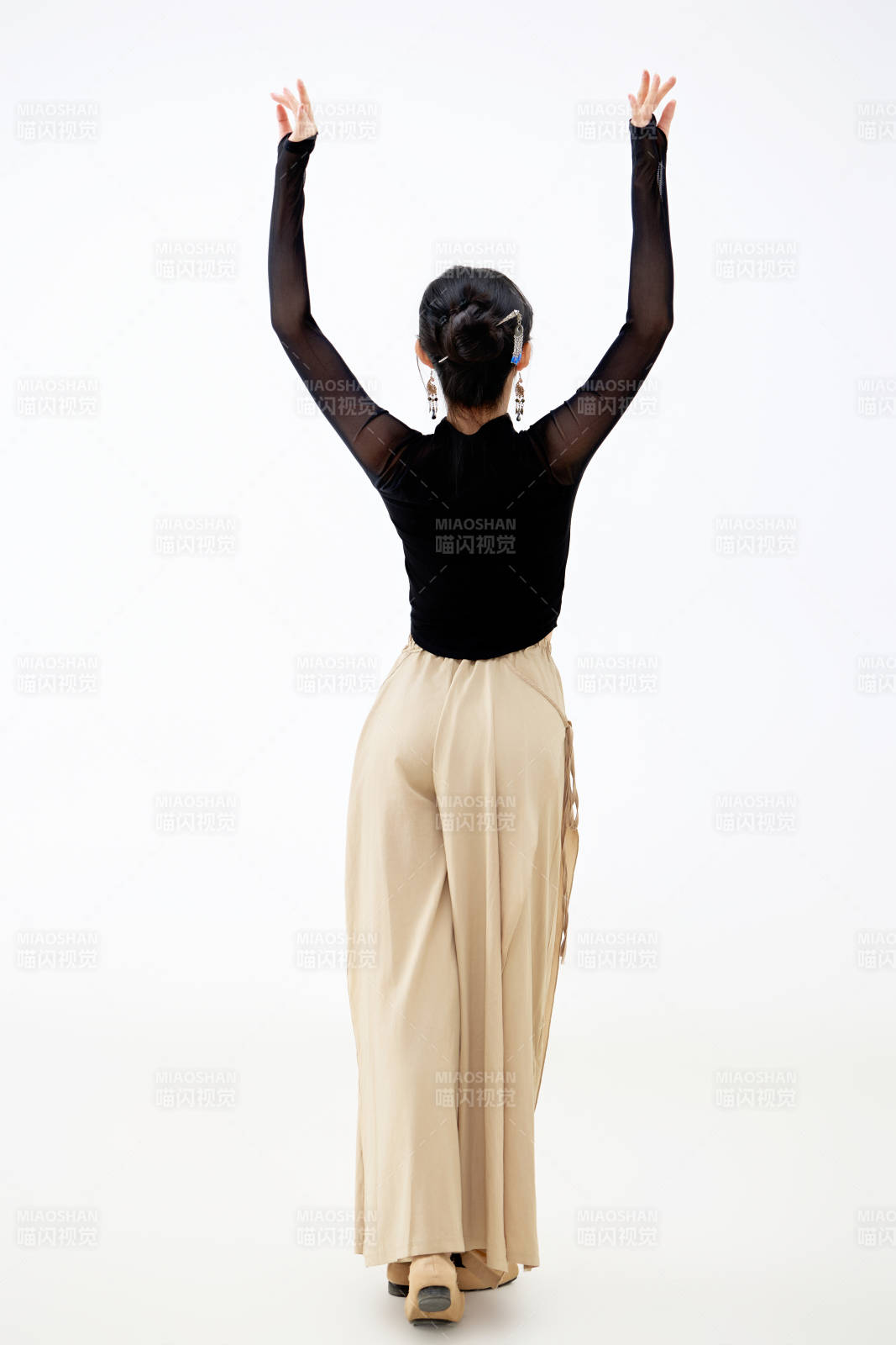 白色背景下表演中国古典舞的魅力舞者图片