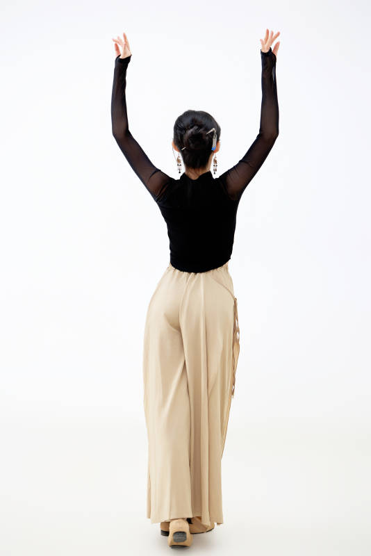 白色背景下表演中国古典舞的魅力舞者图片