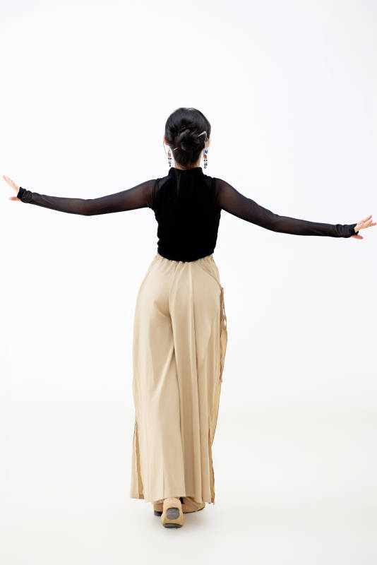 白色背景下表演中国古典舞的魅力舞者图片