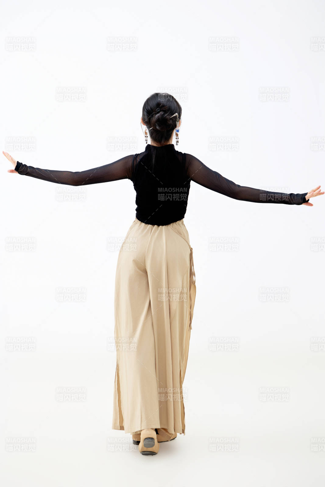 白色背景下表演中国古典舞的魅力舞者图片