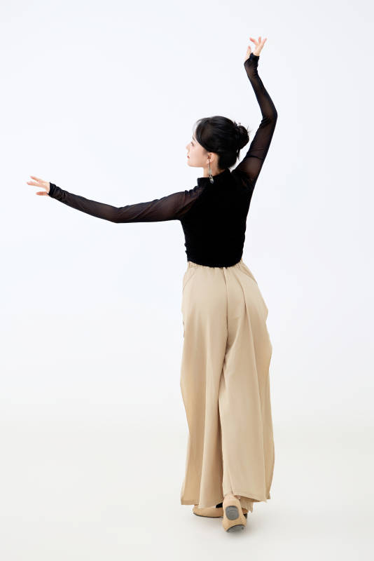 白色背景下表演中国古典舞的魅力舞者图片