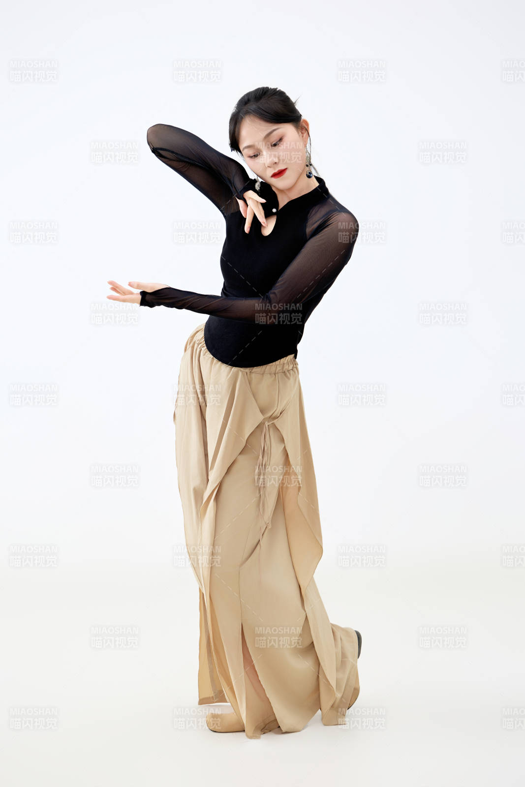 白色背景下表演中国古典舞的魅力舞者图片