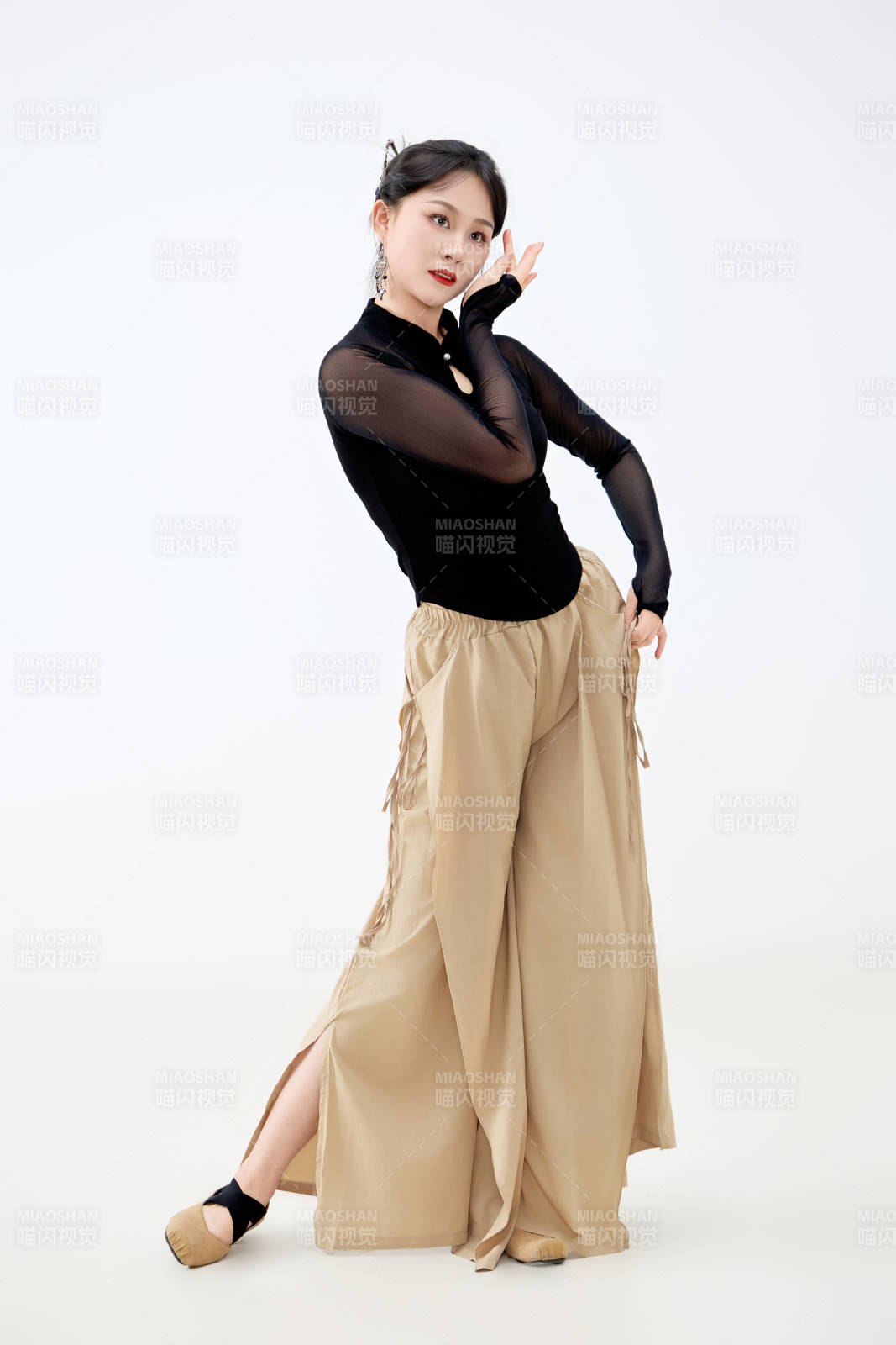 白色背景下表演中国古典舞的魅力舞者图片