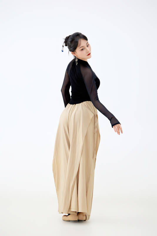 白色背景下表演中国古典舞的魅力舞者图片