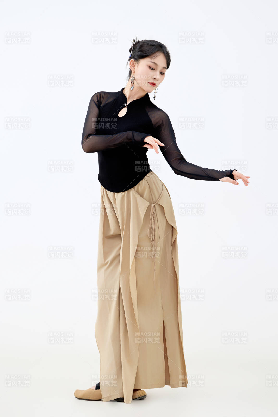 白色背景下表演中国古典舞的魅力舞者图片