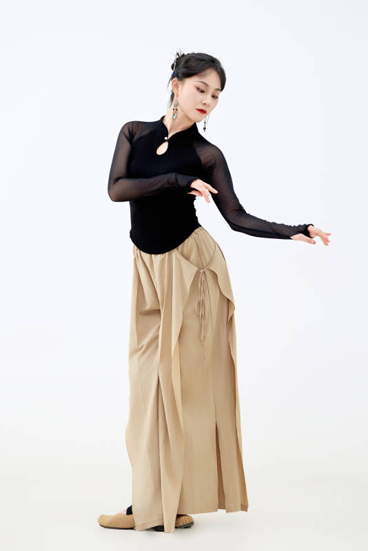 白色背景下表演中国古典舞的魅力舞者图片