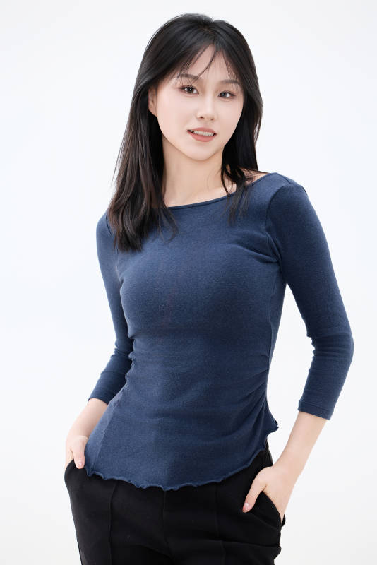 白背景穿着休闲服装的亚洲健康年轻女性形象图片