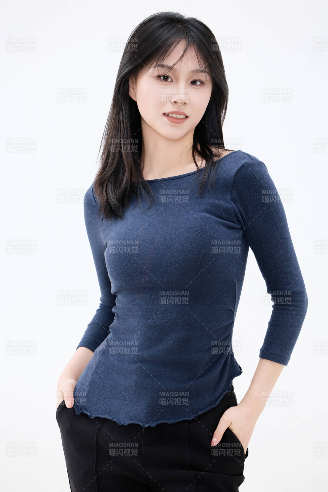 白背景穿着休闲服装的亚洲健康年轻女性形象图片