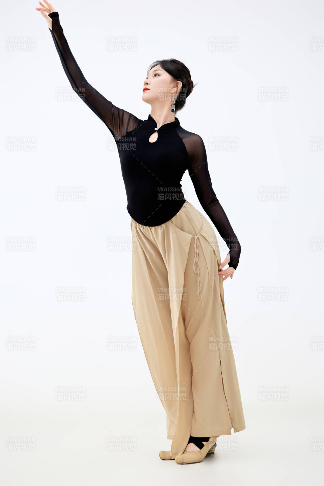 白色背景下表演中国古典舞的魅力舞者图片