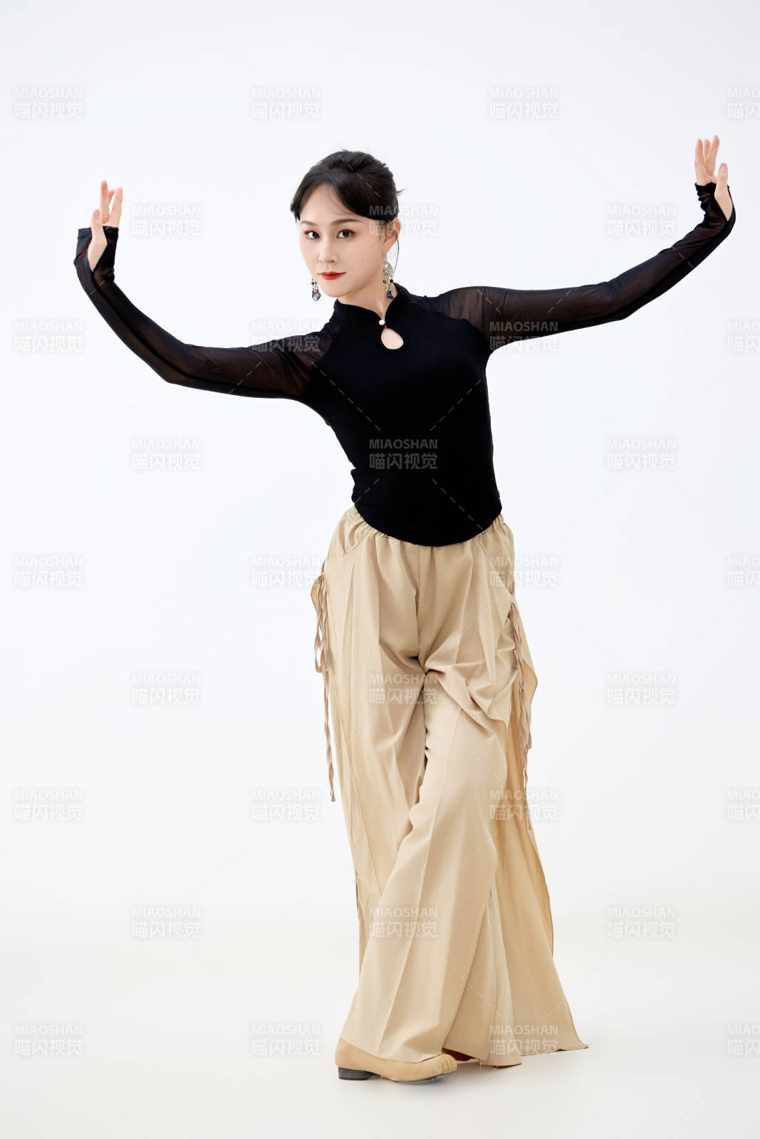 白色背景下表演中国古典舞的魅力舞者图片