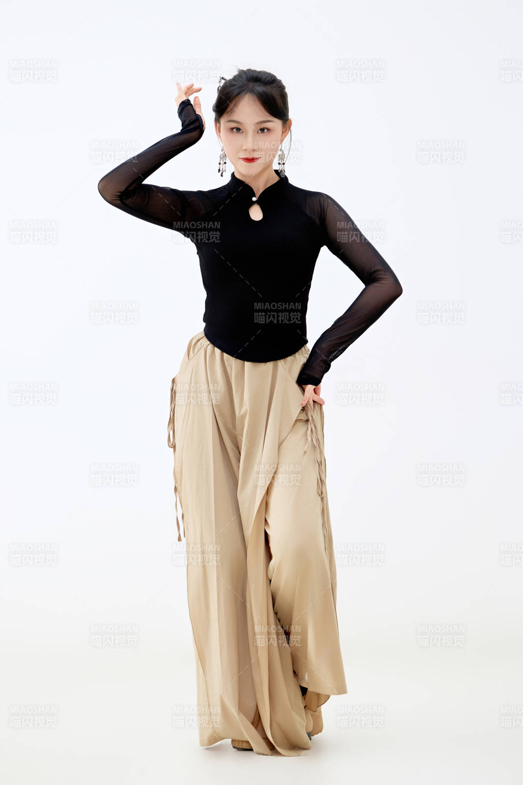 白色背景下表演中国古典舞的魅力舞者图片