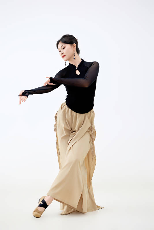 白色背景下表演中国古典舞的魅力舞者图片