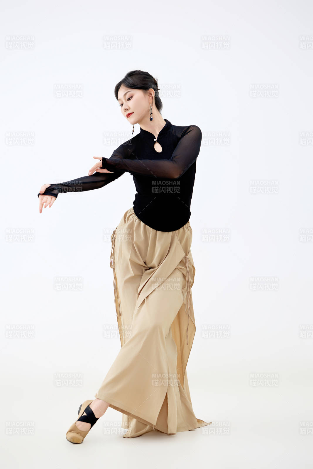 白色背景下表演中国古典舞的魅力舞者图片