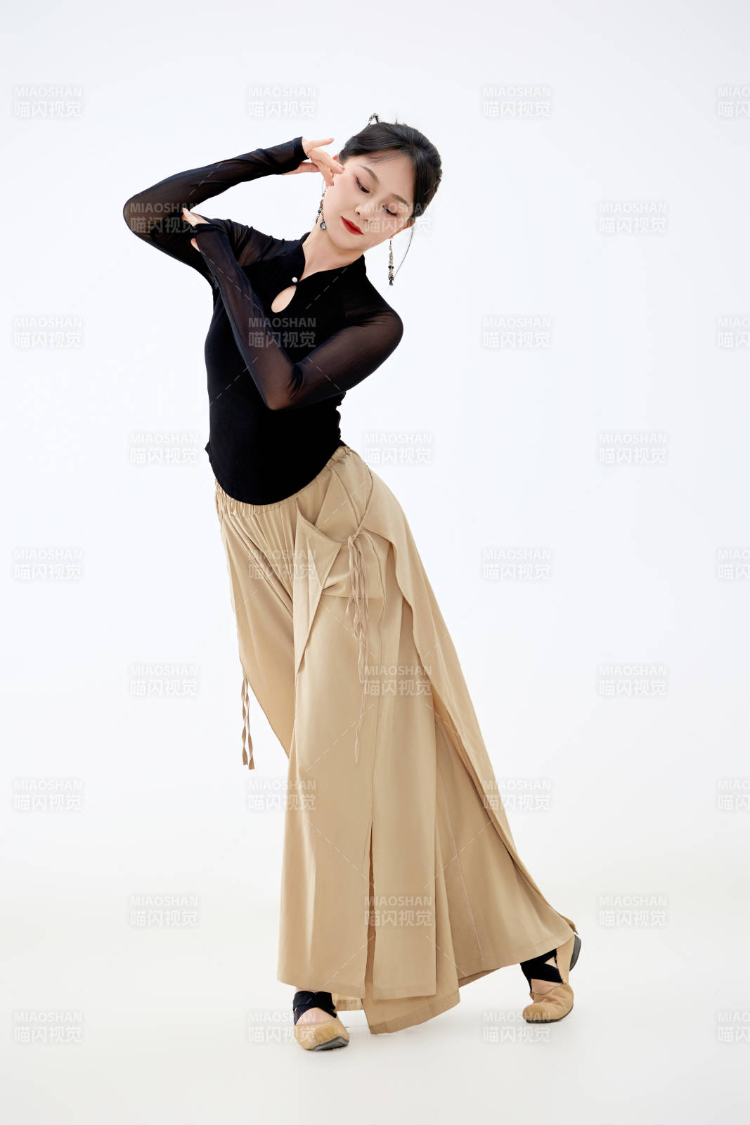 白色背景下表演中国古典舞的魅力舞者图片