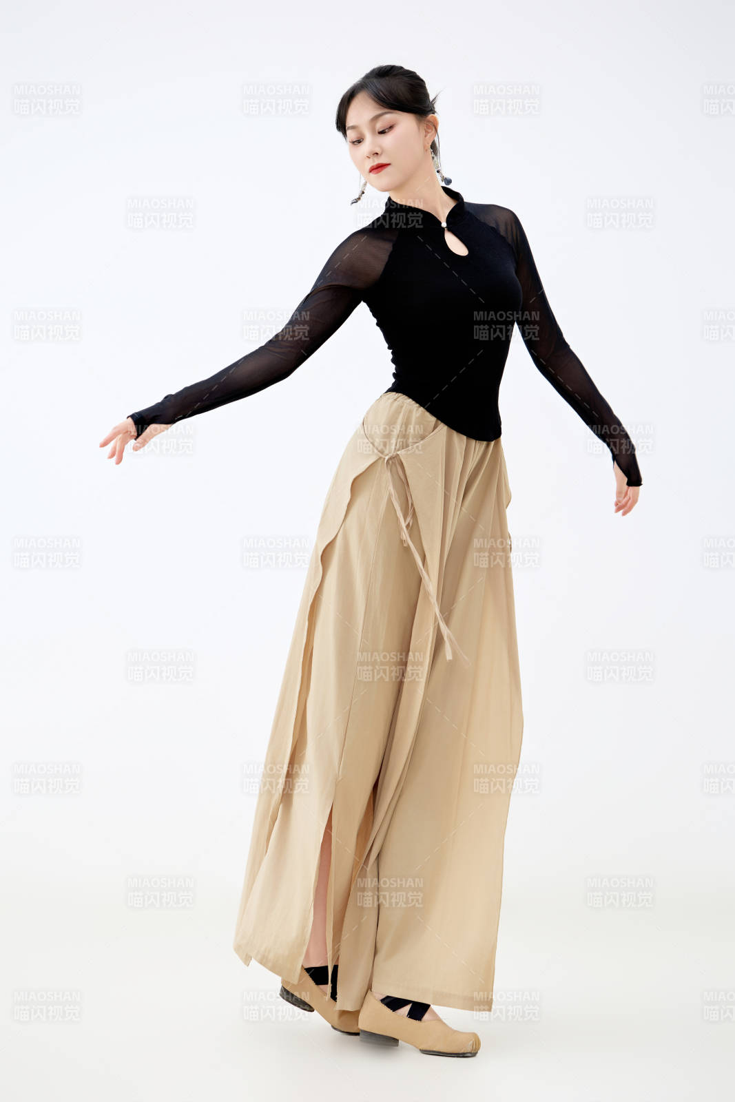 白色背景下表演中国古典舞的魅力舞者图片