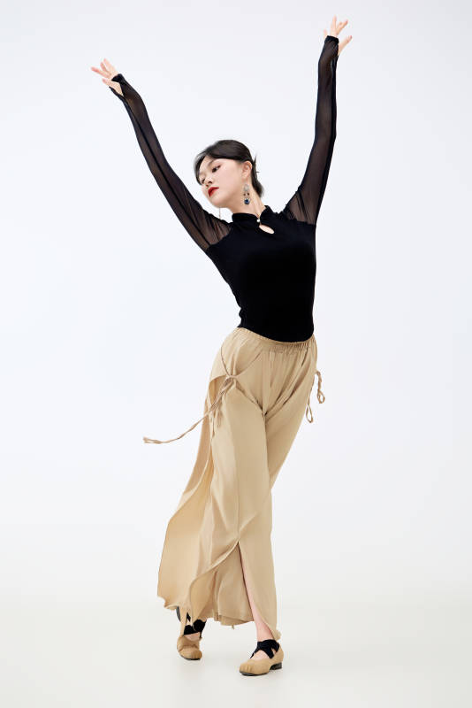 白色背景下表演中国古典舞的魅力舞者图片