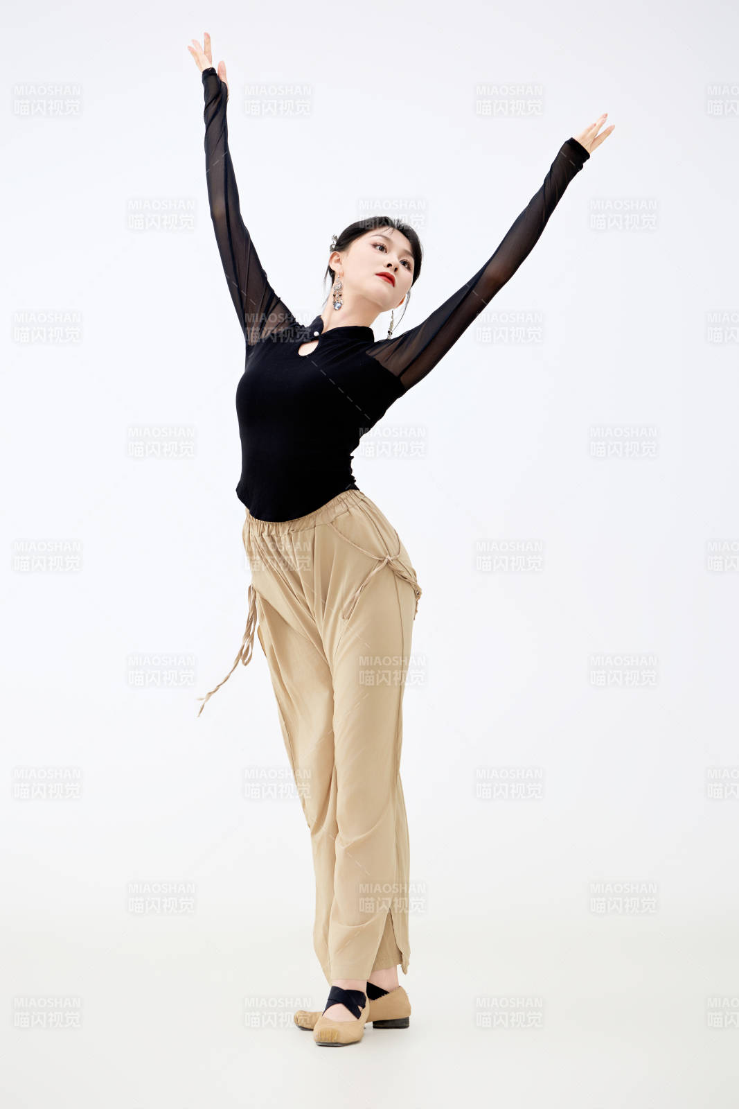 白色背景下表演中国古典舞的魅力舞者图片