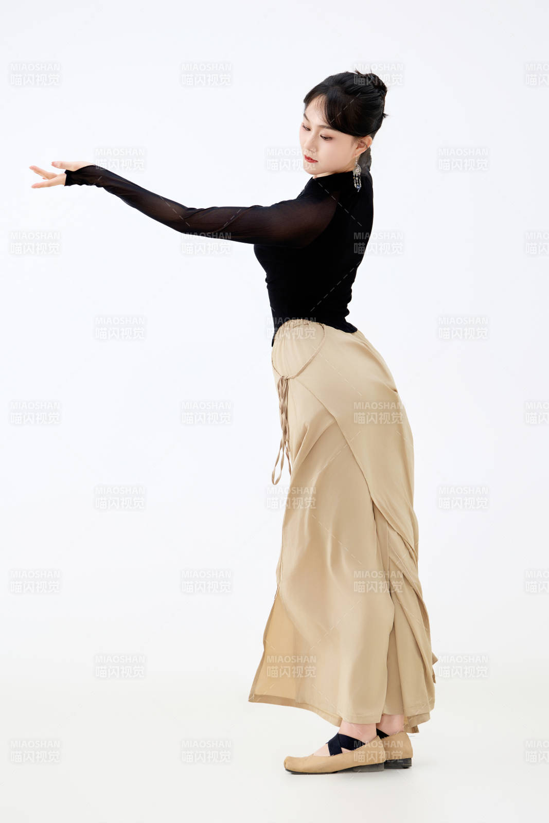 白色背景下表演中国古典舞的魅力舞者图片