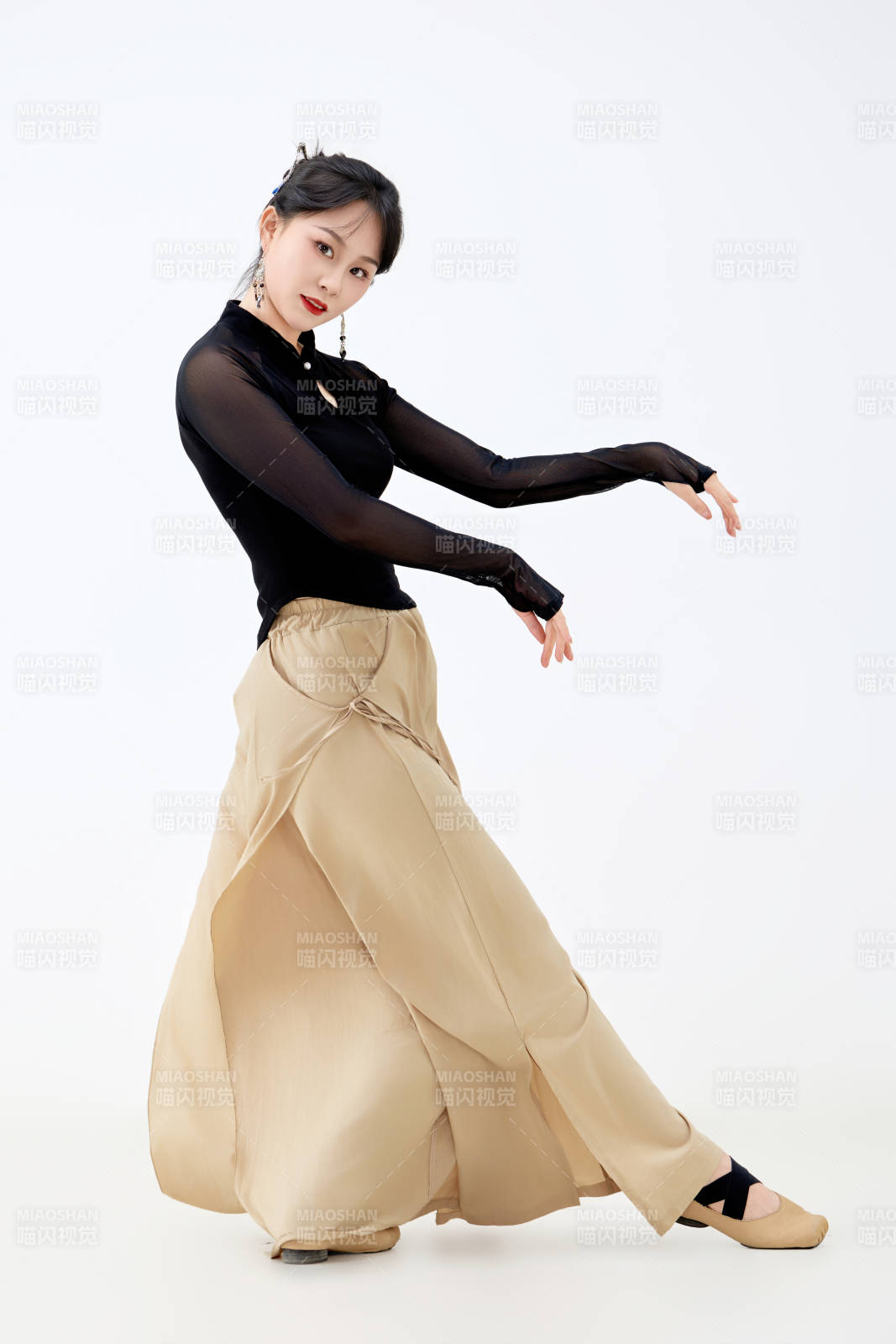 白色背景下表演中国古典舞的魅力舞者图片