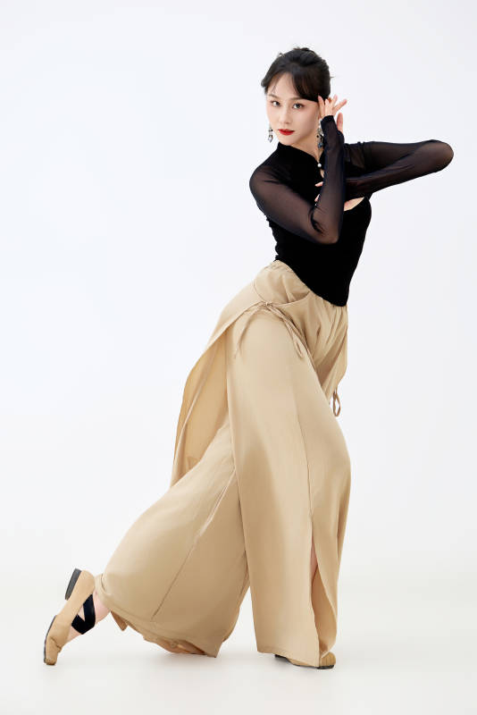 白色背景下表演中国古典舞的魅力舞者图片