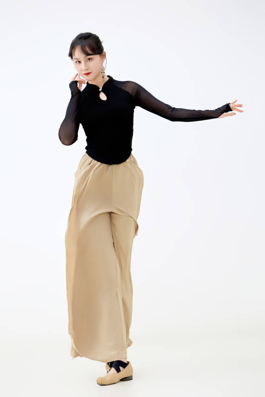 白色背景下表演中国古典舞的魅力舞者图片