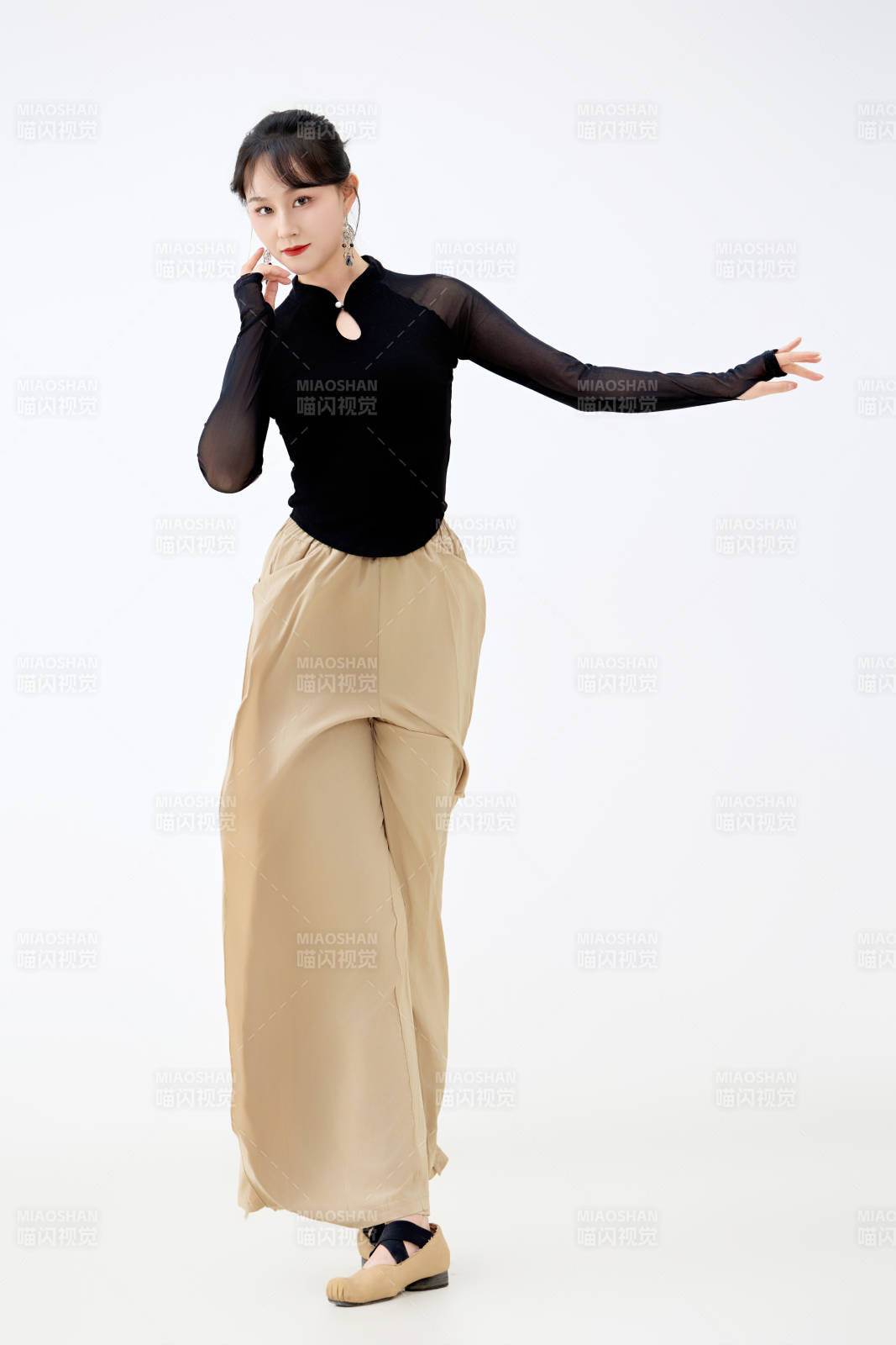 白色背景下表演中国古典舞的魅力舞者图片