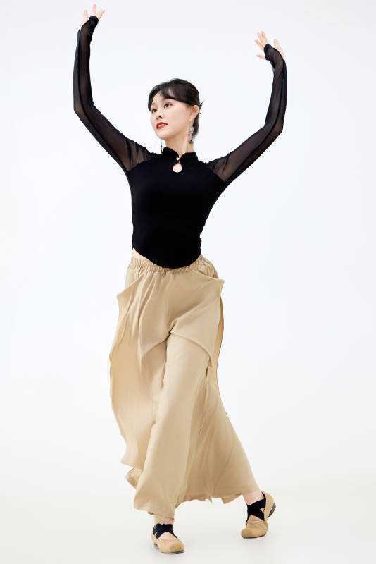 白色背景下表演中国古典舞的魅力舞者图片