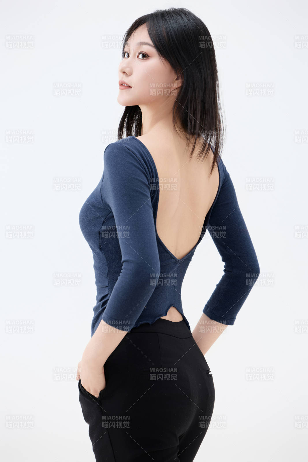 白背景穿着休闲服装的亚洲健康年轻女性形象图片