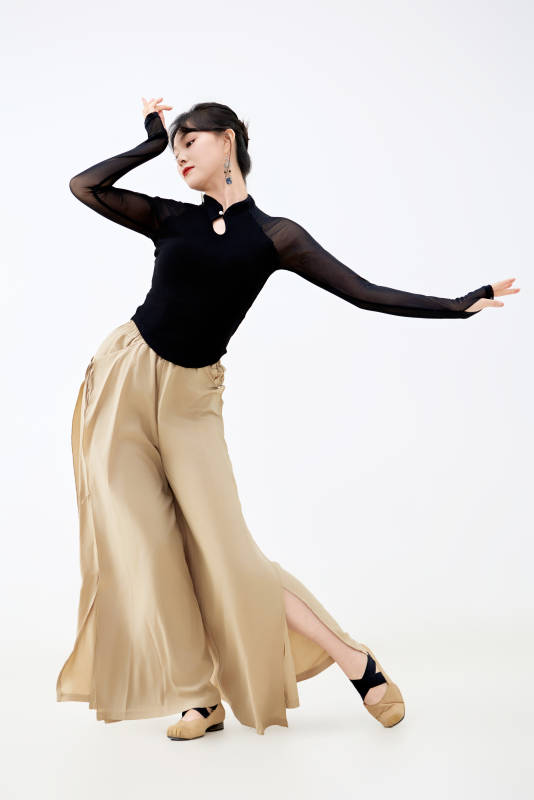 白色背景下表演中国古典舞的魅力舞者图片