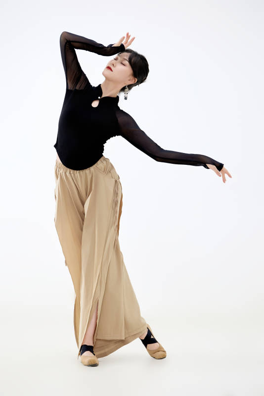 白色背景下表演中国古典舞的魅力舞者图片