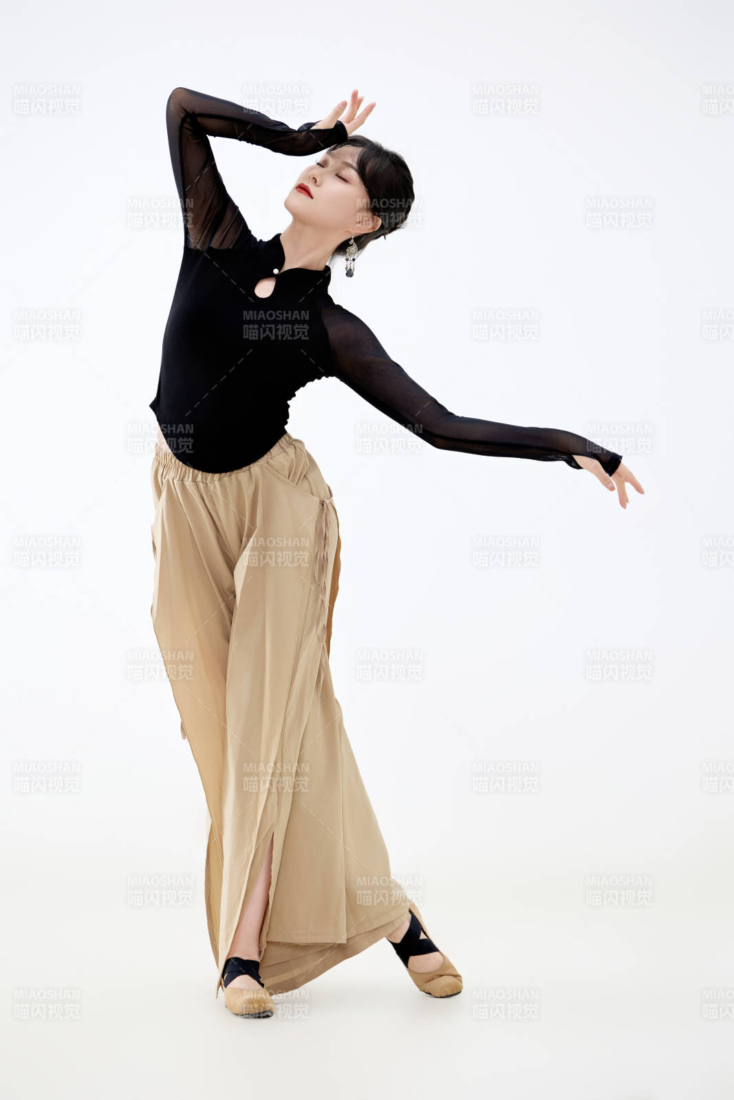 白色背景下表演中国古典舞的魅力舞者图片