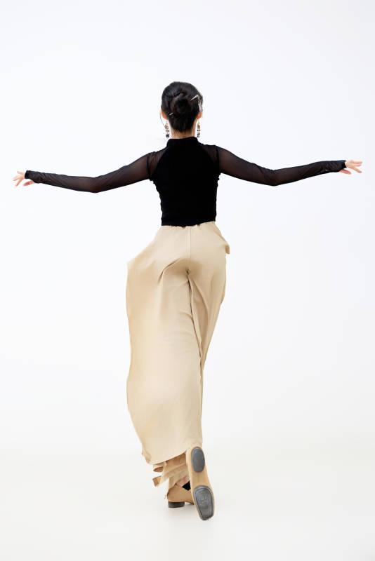 白色背景下表演中国古典舞的魅力舞者图片