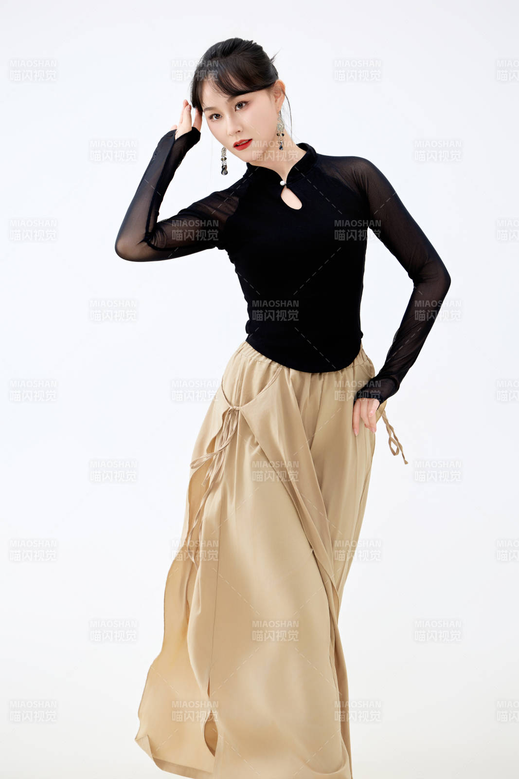 白色背景下表演中国古典舞的魅力舞者图片