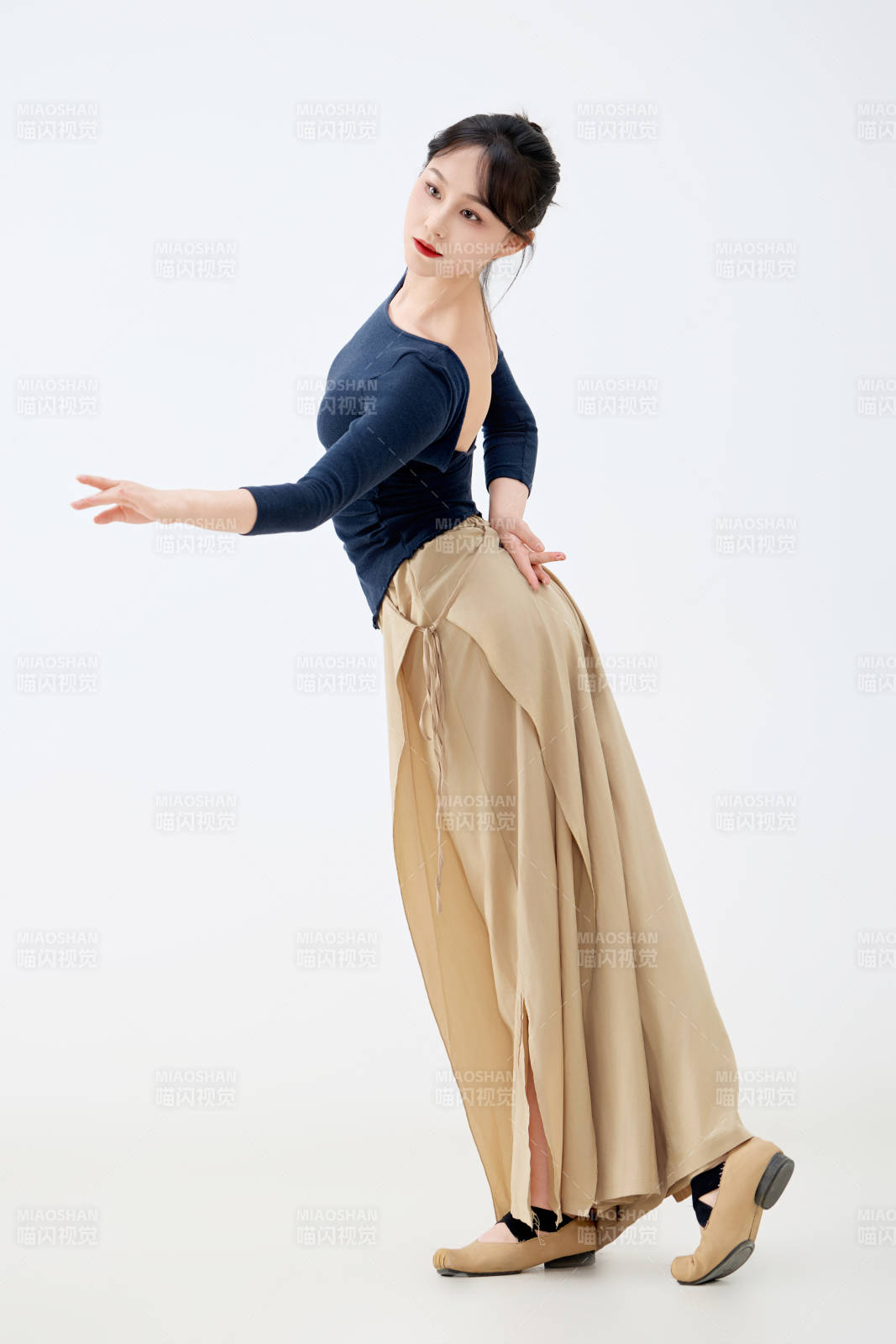 白色背景下表演中国古典舞的魅力舞者图片