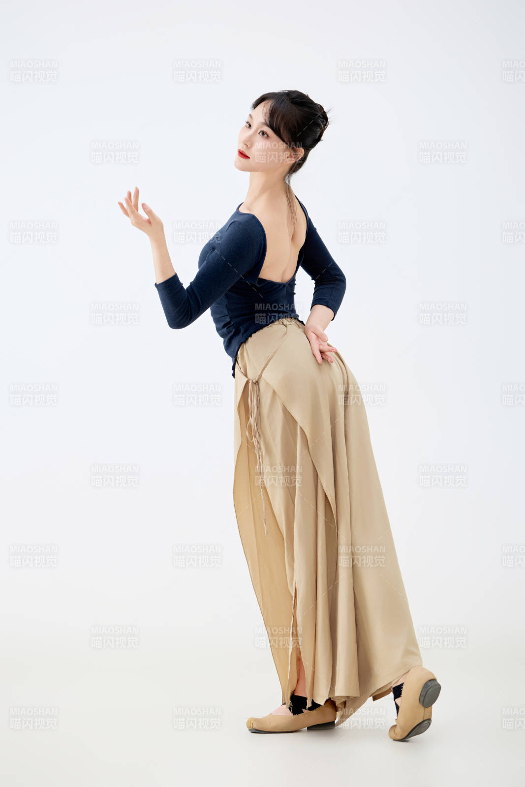 白色背景下表演中国古典舞的魅力舞者图片