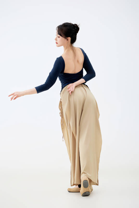 白色背景下表演中国古典舞的魅力舞者图片