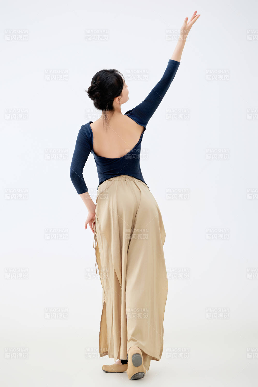 白色背景下表演中国古典舞的魅力舞者图片