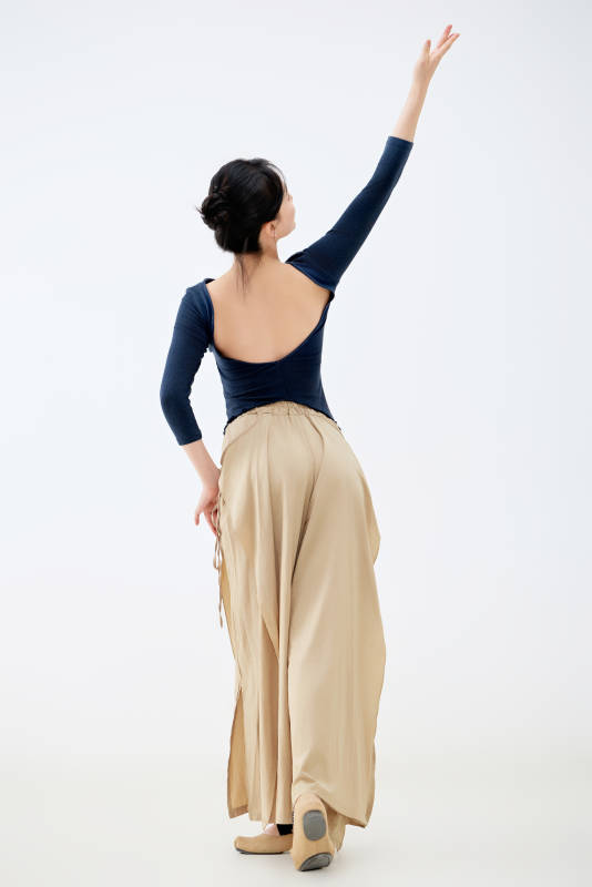 白色背景下表演中国古典舞的魅力舞者图片