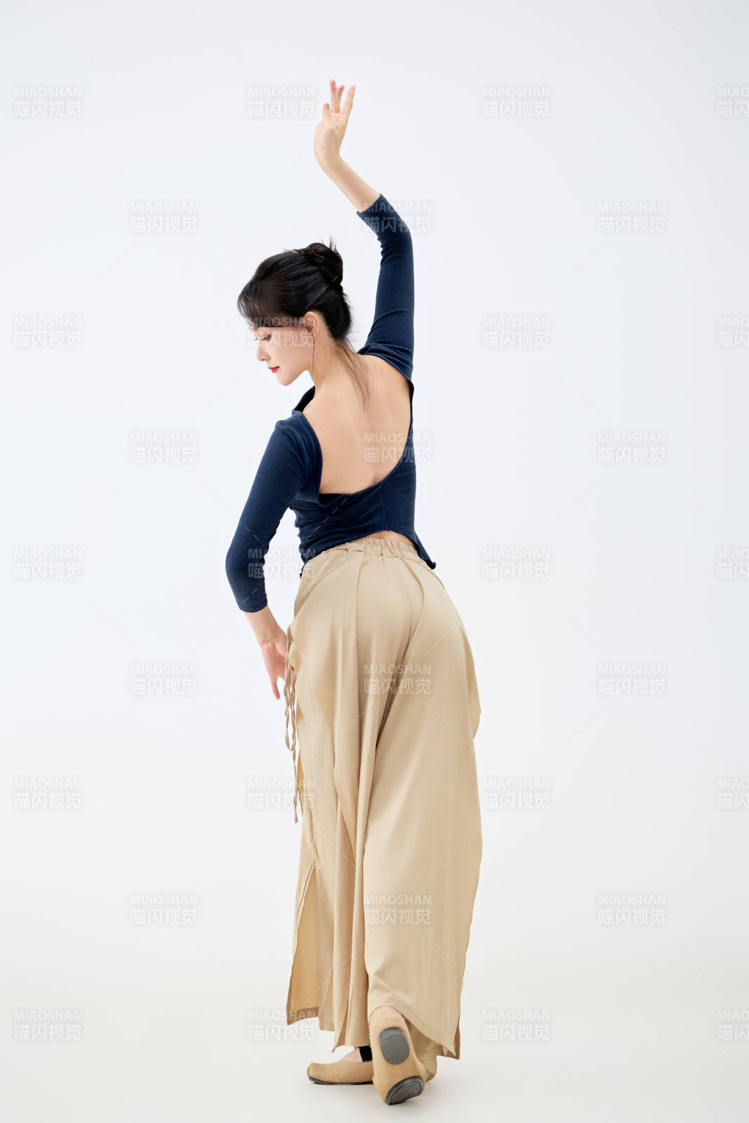 白色背景下表演中国古典舞的魅力舞者图片