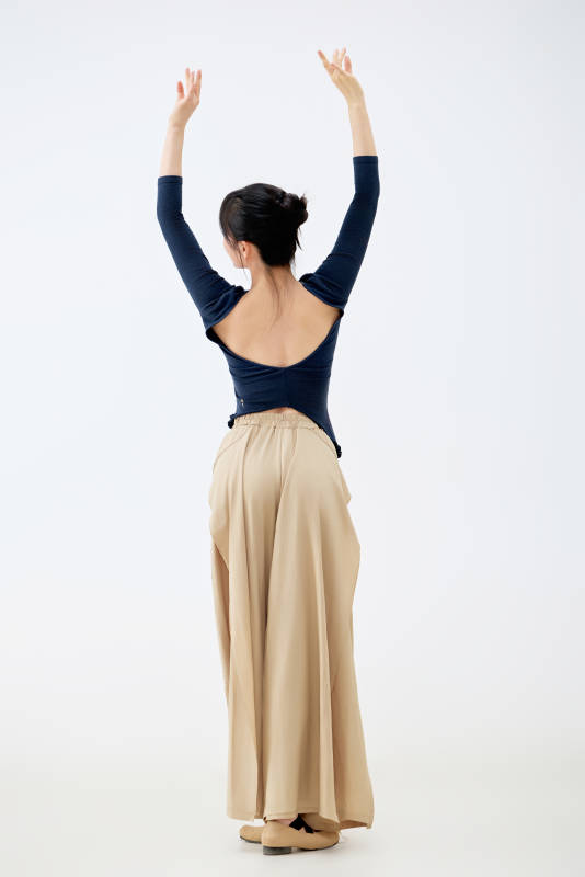 白色背景下表演中国古典舞的魅力舞者图片