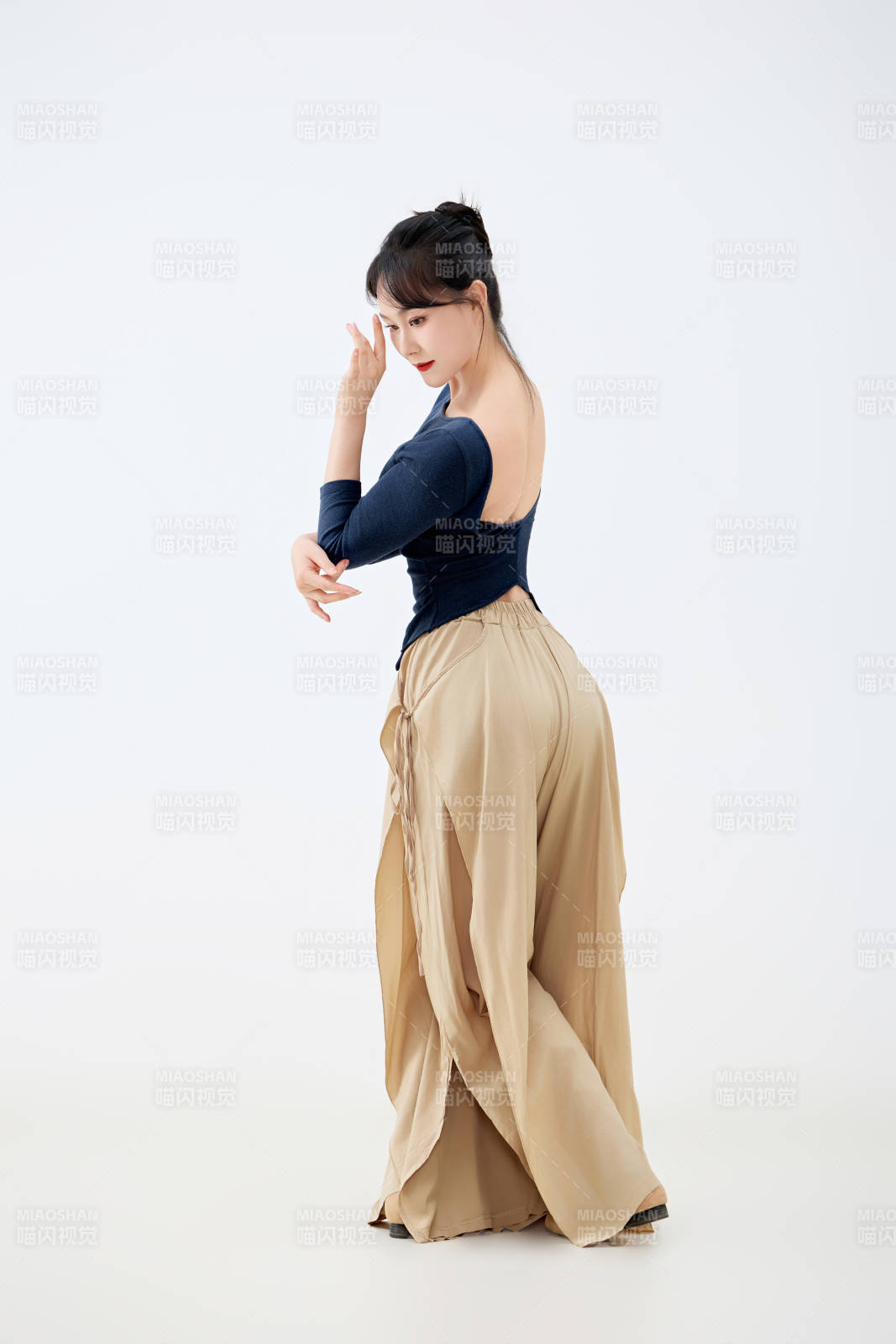 白色背景下表演中国古典舞的魅力舞者图片