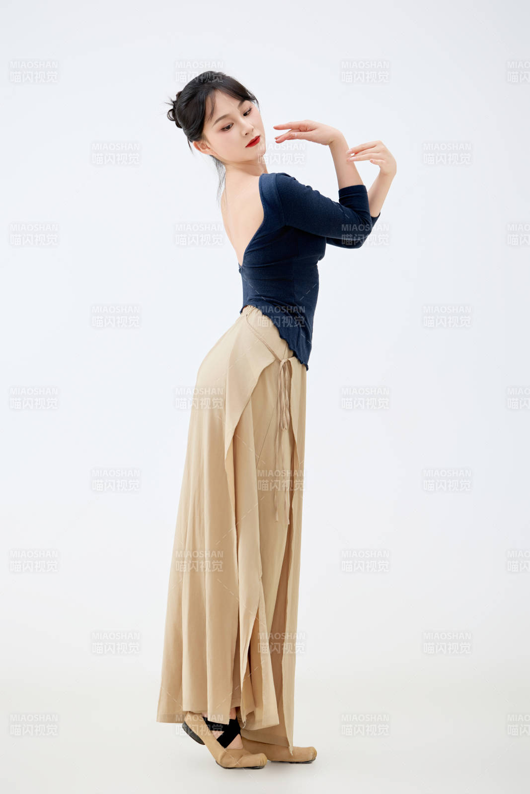 白色背景下表演中国古典舞的魅力舞者图片