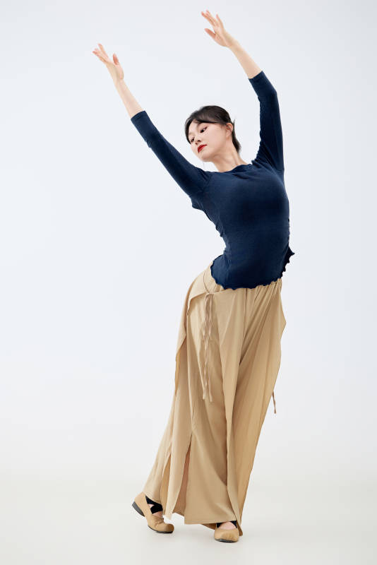 白色背景下表演中国古典舞的魅力舞者图片