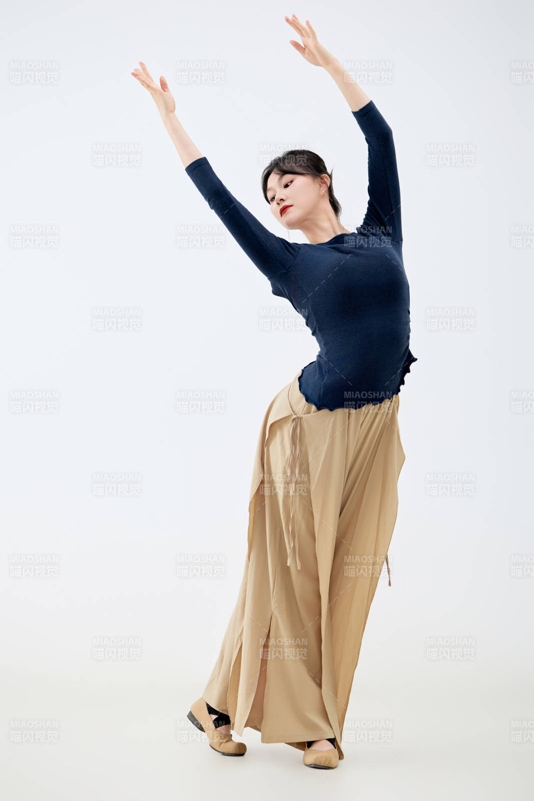 白色背景下表演中国古典舞的魅力舞者图片