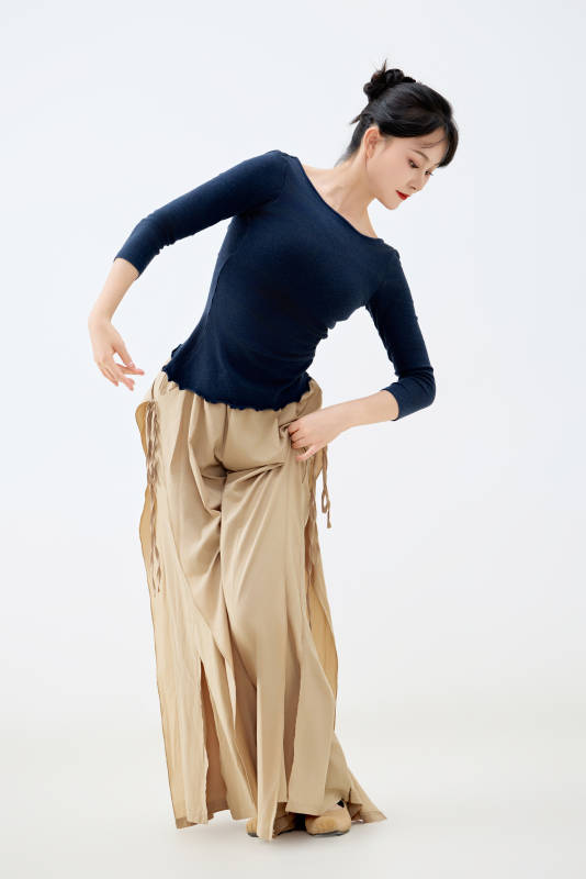 白色背景下表演中国古典舞的魅力舞者图片