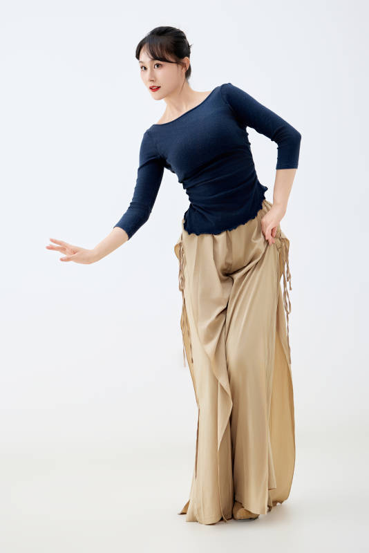 白色背景下表演中国古典舞的魅力舞者图片