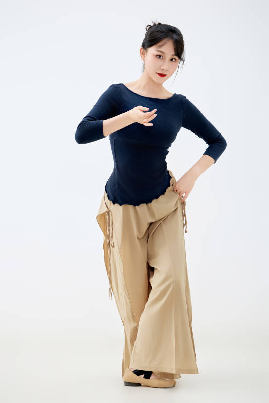 白色背景下表演中国古典舞的魅力舞者图片